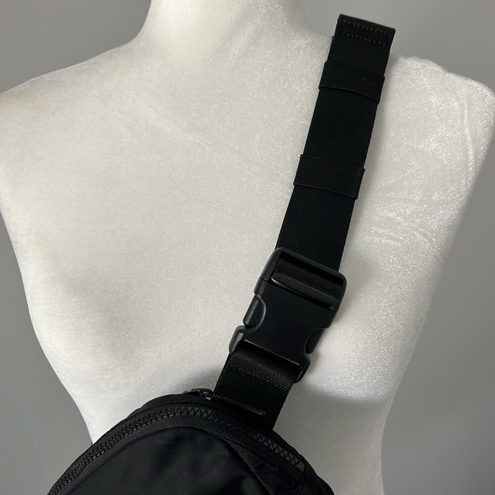 LULULEMON black everywhere belt bag 1L - Picture 3 of 9